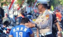 Kasat Lantas Polresta Gowa AKP Hasan Fadhlyh memimpin pengamanan CFD di Jalan Masjid Raya.