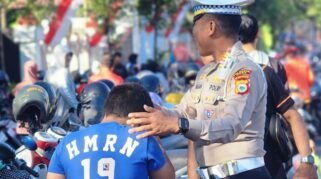 Kasat Lantas Polresta Gowa AKP Hasan Fadhlyh memimpin pengamanan CFD di Jalan Masjid Raya.