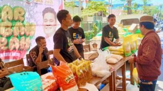 Pemerintah Kabupaten (Pemkab) Sinjai bersama AAS Community dan Badan Pangan Nasional (Bapanas) menggelar Gerakan Pangan Murah (GPM) di Jalan Teuku Umar, tepat di samping Dinas Lingkungan Hidup dan Kehutanan (DLHK) Sinjai, Jumat (14/8/2026).