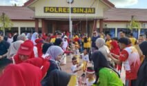 Polres Sinjai menyemarakkan peringatan Hari Ulang Tahun (HUT) ke-81 Kemerdekaan Republik Indonesia dengan menggelar olahraga bersama dan berbagai lomba tradisional. Kegiatan berlangsung di halaman Mapolres Sinjai, Sabtu (15/8/2026) pagi