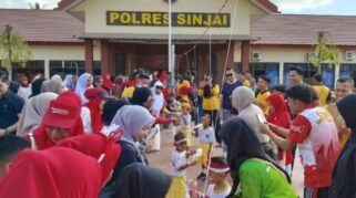Polres Sinjai menyemarakkan peringatan Hari Ulang Tahun (HUT) ke-81 Kemerdekaan Republik Indonesia dengan menggelar olahraga bersama dan berbagai lomba tradisional. Kegiatan berlangsung di halaman Mapolres Sinjai, Sabtu (15/8/2026) pagi
