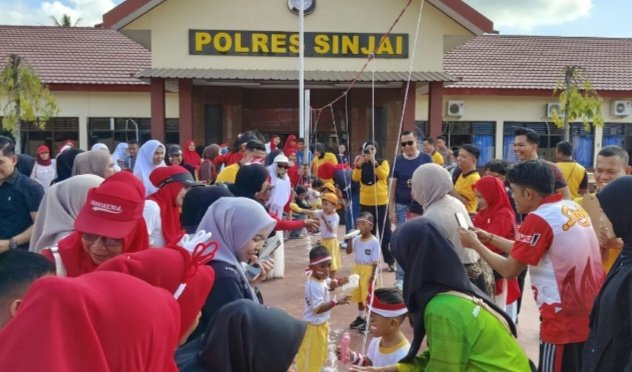 Polres Sinjai menyemarakkan peringatan Hari Ulang Tahun (HUT) ke-81 Kemerdekaan Republik Indonesia dengan menggelar olahraga bersama dan berbagai lomba tradisional. Kegiatan berlangsung di halaman Mapolres Sinjai, Sabtu (15/8/2026) pagi