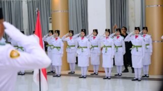 Bupati Gowa, Sitti Husniah Talenrang, mengukuhkan 70 anggota Pasukan Pengibar Bendera Pusaka (Paskibraka) tingkat Kabupaten Gowa di Baruga Karaeng Galesong, Kantor Bupati Gowa, Sabtu (15/8/2026) malam. (Foto: Ist)