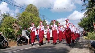 Semangat kemerdekaan mengalir di sepanjang Jalan Poros Mannanti, Kelurahan Mannanti, Kecamatan Tellulimpoe, Kabupaten Sinjai, Minggu (16/8/2026). Para pelajar memenuhi ruas jalan tersebut dalam kegiatan gerak jalan untuk menyemarakkan peringatan Hari Ulang Tahun (HUT) ke-81 Kemerdekaan Republik Indonesia. (Foto: RujukanNews)