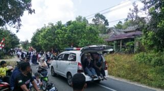 Petugas medis Puskesmas Mannanti, Kecamatan Tellulimpoe, Kabupaten Sinjai, turun langsung mengawal gerak jalan dalam rangka memperingati Hari Ulang Tahun (HUT) ke-81 Kemerdekaan Republik Indonesia, Minggu (16/8/2026). (Foto: RujukanNews)
