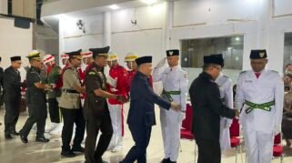 Wakapolres Polewali Mandar (Polman) Kompol Andri Aryansah, S.I.K. menghadiri upacara pengukuhan Pasukan Pengibar Bendera Pusaka (Paskibraka) Kabupaten Polewali Mandar Tahun 2026 di Gedung Gadis, Jalan Pancasila, Kelurahan Pekkabata, Kecamatan Polewali, Sabtu (15/8/2026) malam. (Foto: Ist)