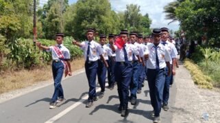 Muhammad Rayhan Akbar, siswa SMP Negeri 20 Sinjai, tampil percaya diri saat memimpin barisan dalam kegiatan gerak jalan tingkat pelajar di Kecamatan Tellulimpoe, Kabupaten Sinjai, Sulawesi Selatan, Minggu (16/8/2026). (Foto: RujukanNews)