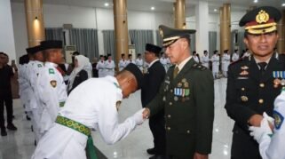 Kepala Staf Kodim (Kasdim) 1409/Gowa, Mayor Arh Muhammad Yuliansyah, S.A.P., menghadiri pengukuhan Pasukan Pengibar Bendera Pusaka (Paskibraka) Kabupaten Gowa Tahun 2026 di Baruga Karaeng Galesong, Kantor Bupati Gowa, Sabtu malam (15/8/2026). (Foto: Ist)