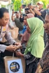 Kapolda NTT Irjen Pol Dr. Rudi Darmoko, S.I.K., M.Si., menyalurkan 100 paket bantuan kepada warga terdampak gempa bumi di Kabupaten Sikka, Nusa Tenggara Timur, Sabtu (15/8/2026). (Foto: Humas Polda NTT)