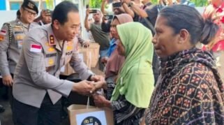 Kapolda NTT Irjen Pol Dr. Rudi Darmoko, S.I.K., M.Si., menyalurkan 100 paket bantuan kepada warga terdampak gempa bumi di Kabupaten Sikka, Nusa Tenggara Timur, Sabtu (15/8/2026). (Foto: Humas Polda NTT)