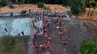 Kapolresta Gowa Kombes Pol Yusuf Usman bersama jajaran Polresta Gowa memperingati Hari Ulang Tahun ke-81 Kemerdekaan Republik Indonesia dengan membawa Sang Saka Merah Putih ke kawasan Bendungan Bili-Bili, Kabupaten Gowa, Sulawesi Selatan. (Foto: Potongan Video Polresta Gowa)