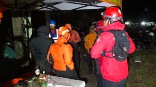 Basarnas Makassar mengerahkan 295 personel untuk mengawal aktivitas pendakian dan pengibaran Bendera Merah Putih di puncak Gunung Bawakaraeng, Kabupaten Gowa, Sulawesi Selatan, dalam rangka memperingati HUT ke-81 Kemerdekaan Republik Indonesia. (Foto: Basarnas Makassar)