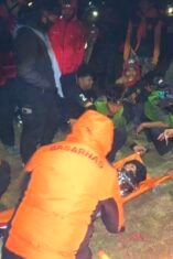 Tim SAR Gabungan mengevakuasi delapan pendaki yang mengalami gangguan kesehatan di jalur Gunung Bawakaraeng, Kabupaten Gowa, Sulawesi Selatan, Senin (17/8/2026). (Foto: Basarnas)