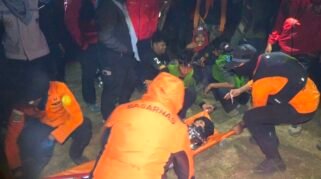 Tim SAR Gabungan mengevakuasi delapan pendaki yang mengalami gangguan kesehatan di jalur Gunung Bawakaraeng, Kabupaten Gowa, Sulawesi Selatan, Senin (17/8/2026). (Foto: Basarnas)