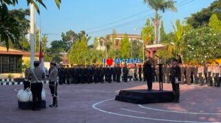 Kapolres Polewali Mandar (Polman) AKBP Zaky Maghfur, S.I.K., menegaskan pentingnya semangat pengabdian dalam memperingati Hari Ulang Tahun (HUT) ke-81 Republik Indonesia. Pesan itu ia sampaikan saat memimpin upacara pengibaran Bendera Merah Putih di Mapolres Polman, Senin (17/8/2026). (Foto: Ist)