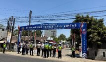 Tim Monitoring dan Evaluasi (Monev) Ditlantas Polda Sulsel meninjau Kampung Tertib Lalu Lintas Polresta Gowa di Dato’ Residence, Jalan Poros Malino, Kelurahan Tamarunang, Kecamatan Somba Opu, Kabupaten Gowa, Selasa (18/8/2026). (Foto: Ist)