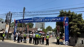 Tim Monitoring dan Evaluasi (Monev) Ditlantas Polda Sulsel meninjau Kampung Tertib Lalu Lintas Polresta Gowa di Dato’ Residence, Jalan Poros Malino, Kelurahan Tamarunang, Kecamatan Somba Opu, Kabupaten Gowa, Selasa (18/8/2026). (Foto: Ist)
