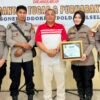 Klinik Wira Bhayangkara Medika Polresta Gowa menerima piagam penghargaan atas inovasi dan kerja sama dengan instansi luar dalam penguatan layanan kesehatan masyarakat. (Foto: Sidokkes Polresta Gowa)