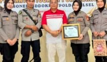 Klinik Wira Bhayangkara Medika Polresta Gowa menerima piagam penghargaan atas inovasi dan kerja sama dengan instansi luar dalam penguatan layanan kesehatan masyarakat. (Foto: Sidokkes Polresta Gowa)