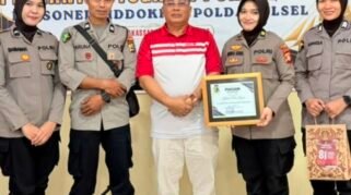 Klinik Wira Bhayangkara Medika Polresta Gowa menerima piagam penghargaan atas inovasi dan kerja sama dengan instansi luar dalam penguatan layanan kesehatan masyarakat. (Foto: Sidokkes Polresta Gowa)