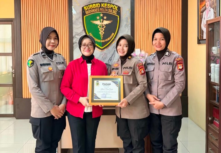 Klinik Wira Bhayangkara Medika Polresta Gowa menerima piagam penghargaan atas inovasi dan kerja sama dengan instansi luar dalam penguatan layanan kesehatan masyarakat. (Foto: Sidokkes Polresta Gowa)
