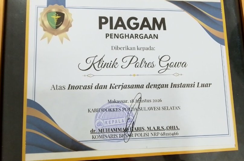 Klinik Wira Bhayangkara Medika Polresta Gowa menerima piagam penghargaan atas inovasi dan kerja sama dengan instansi luar dalam penguatan layanan kesehatan masyarakat. (Foto: Sidokkes Polresta Gowa)