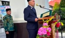 Ketua Pengadilan Negeri Sinjai Anthony Spilkan Mona bertindak sebagai inspektur upacara. Rangkaian kegiatan diawali pembacaan visi dan misi Mahkamah Agung Republik Indonesia, kemudian dilanjutkan dengan amanat inspektur upacara. (Foto: Ist)