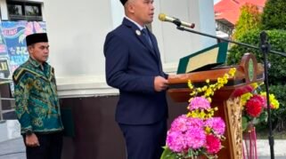 Ketua Pengadilan Negeri Sinjai Anthony Spilkan Mona bertindak sebagai inspektur upacara. Rangkaian kegiatan diawali pembacaan visi dan misi Mahkamah Agung Republik Indonesia, kemudian dilanjutkan dengan amanat inspektur upacara. (Foto: Ist)