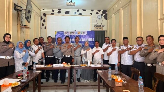 Satuan Lalu Lintas Polresta Gowa menggelar Forum Komunikasi Lalu Lintas (FKLL) bersama unsur lima pilar keselamatan lalu lintas untuk menekan angka kecelakaan serta menjaga keamanan, keselamatan, ketertiban, dan kelancaran lalu lintas (Kamseltibcarlantas). (Foto: Ist)