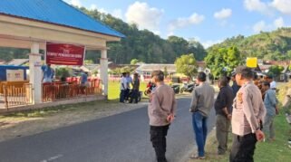 Polres Sinjai mengawal ketat tahapan pemungutan suara Pemilihan Kepala Desa Antar Waktu (Pilkades PAW) di empat desa Kecamatan Tellulimpoe, Kabupaten Sinjai, Kamis (20/8/2026). (Foto: Ist)
