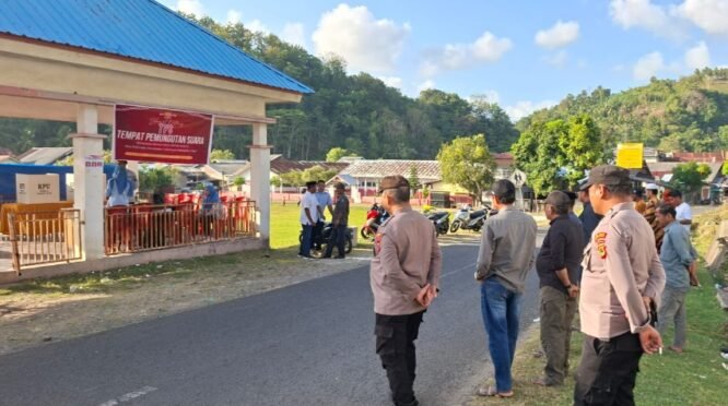 Polres Sinjai mengawal ketat tahapan pemungutan suara Pemilihan Kepala Desa Antar Waktu (Pilkades PAW) di empat desa Kecamatan Tellulimpoe, Kabupaten Sinjai, Kamis (20/8/2026). (Foto: Ist)