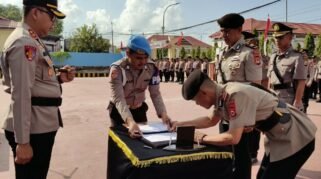 Kapolres Sinjai AKBP Jamal Fathur Rakhman, S.IK., MH., memimpin serah terima jabatan (sertijab) Wakapolres Sinjai dan Kasat Samapta di halaman Mapolres Sinjai, Jumat (21/8/2026) pagi.