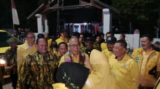 Ketua DPD I Partai Golkar Sulawesi Selatan periode 2026–2031, Ilham Arief Sirajuddin (IAS), tiba di Kantor DPD Partai Golkar Kabupaten Sinjai, Sabtu (22/8/2026) sekitar pukul 18.53 Wita. (Foto: RujukanNews)