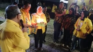 Ketua DPD I Partai Golkar Sulawesi Selatan, Ilham Arief Sirajuddin (IAS), memberi kejutan ulang tahun kepada Ketua Fraksi Golkar DPRD Sinjai, Andi Rusmiati Rustham, saat menghadiri agenda konsolidasi partai di Kabupaten Sinjai, Sabtu (22/8/2026). (Foto: RujukanNews)
