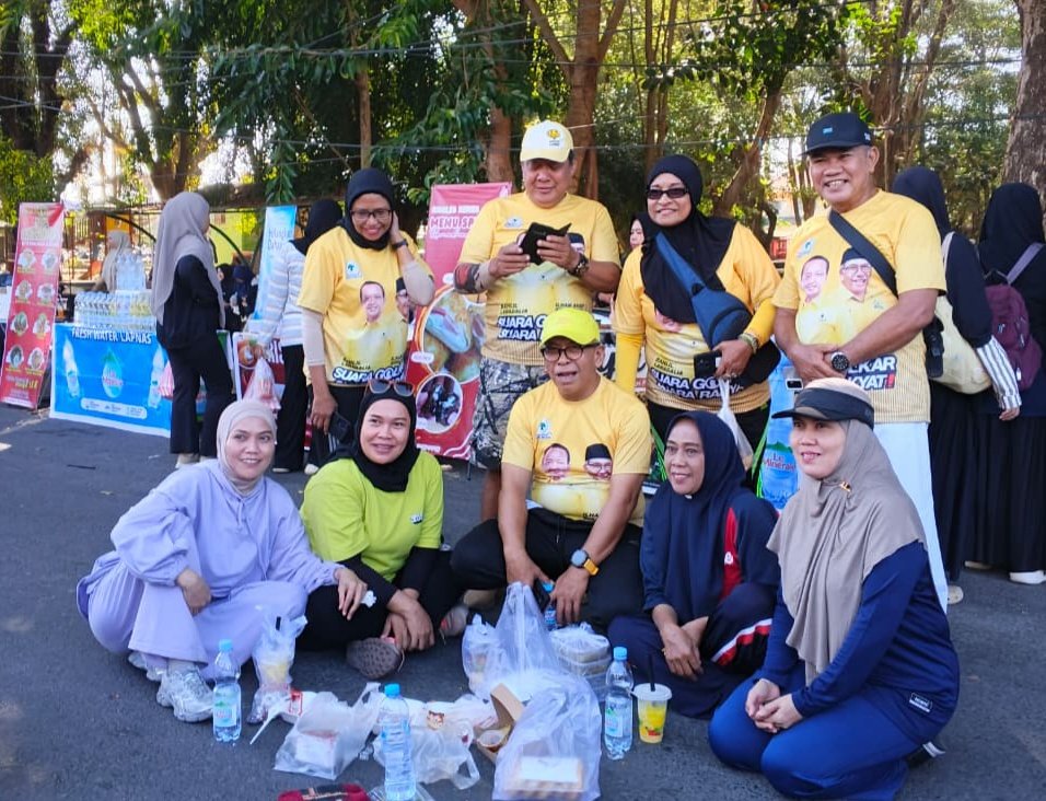 Kehadiran mantan Wali Kota Makassar itu berlanjut pada Minggu pagi, 23 Agustus 2026. IAS didampingi Ketua DPD Golkar Sinjai Andi Kartini Ottong bersama pengurus memanfaatkan waktu untuk bernostalgia sekaligus berinteraksi langsung dengan masyarakat melalui kegiatan jalan santai di kawasan Car Free Day. (Foto: RujukanNews)