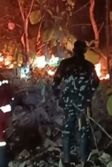 Tim gabungan yang melibatkan Babinsa Kodim 1409/Gowa, Polsek Parangloe, Manggala Agni, dan warga berhasil memadamkan kebakaran hutan dan lahan (karhutla) di Bukit Moncong Ritangnga, Dusun Pappareang, Desa Belapungranga, Kecamatan Parangloe, Kabupaten Gowa, Sabtu malam (22/8/2026). (Foto: Ist)