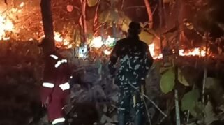 Tim gabungan yang melibatkan Babinsa Kodim 1409/Gowa, Polsek Parangloe, Manggala Agni, dan warga berhasil memadamkan kebakaran hutan dan lahan (karhutla) di Bukit Moncong Ritangnga, Dusun Pappareang, Desa Belapungranga, Kecamatan Parangloe, Kabupaten Gowa, Sabtu malam (22/8/2026). (Foto: Ist)