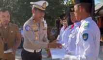 Kasat Lantas Polresta Gowa AKP Hasan Fadhlyh mewakili Kapolresta Gowa memberikan apresiasi kepada perwakilan Pasukan Pengibar Bendera Pusaka (Paskibraka) tingkat Kabupaten Gowa yang berasal dari SMA Negeri 8 Gowa, Senin (24/8/2026).