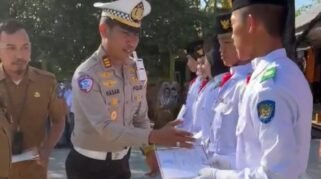 Kasat Lantas Polresta Gowa AKP Hasan Fadhlyh mewakili Kapolresta Gowa memberikan apresiasi kepada perwakilan Pasukan Pengibar Bendera Pusaka (Paskibraka) tingkat Kabupaten Gowa yang berasal dari SMA Negeri 8 Gowa, Senin (24/8/2026).