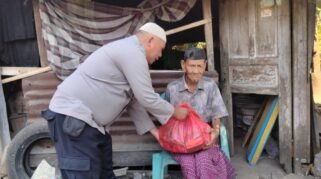 Kepedulian terhadap warga yang membutuhkan perhatian kembali ditunjukkan Bhabinkamtibmas Desa Pakatto, Aipda Muhammad Natsir. Ia menyambangi Dg. Tayang, seorang lansia berusia sekitar 80 tahun yang tinggal di sebuah gubuk sederhana di Dusun Pakatto Caddi, Desa Pakatto, Kecamatan Bontomarannu, Kabupaten Gowa, Jumat (28/8/2026).