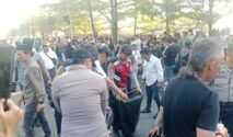 Peserta unjuk rasa bersama personel Polresta Gowa membersihkan sampah yang berserakan di depan Kantor Bupati Gowa setelah aksi penyampaian aspirasi berakhir, Jumat (28/8/2026) sore. (Foto: RujukanNews)