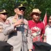 Kapolresta Gowa Kombes Pol Yusuf Usman turun langsung mengawal pengamanan aksi unjuk rasa yang berlangsung di depan Kantor Bupati Gowa, Jumat (28/8/2026) siang. (Foto: RujukanNews)