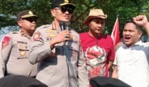 Kapolresta Gowa Kombes Pol Yusuf Usman turun langsung mengawal pengamanan aksi unjuk rasa yang berlangsung di depan Kantor Bupati Gowa, Jumat (28/8/2026) siang. (Foto: RujukanNews)