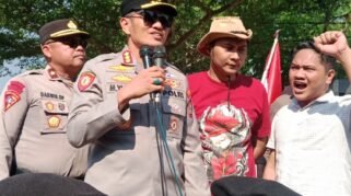 Kapolresta Gowa Kombes Pol Yusuf Usman turun langsung mengawal pengamanan aksi unjuk rasa yang berlangsung di depan Kantor Bupati Gowa, Jumat (28/8/2026) siang. (Foto: RujukanNews)