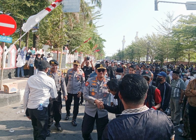 Kapolresta Gowa Kombes Pol Yusuf Usman turun langsung mengawal pengamanan aksi unjuk rasa yang berlangsung di depan Kantor Bupati Gowa, Jumat (28/8/2026) siang. (Foto: RujukanNews)