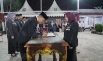 Bupati Sinjai Hj. Ratnawati Arif melantik dan mengambil sumpah/janji Jabatan Pimpinan Tinggi Pratama, Administrator, Pengawas, dan Fungsional di Pendopo Rumah Jabatan Bupati Sinjai, Senin malam (31/8/2026). ( Foto: Humas Pemda Sinjai)