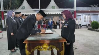 Bupati Sinjai Hj. Ratnawati Arif melantik dan mengambil sumpah/janji Jabatan Pimpinan Tinggi Pratama, Administrator, Pengawas, dan Fungsional di Pendopo Rumah Jabatan Bupati Sinjai, Senin malam (31/8/2026). ( Foto: Humas Pemda Sinjai)