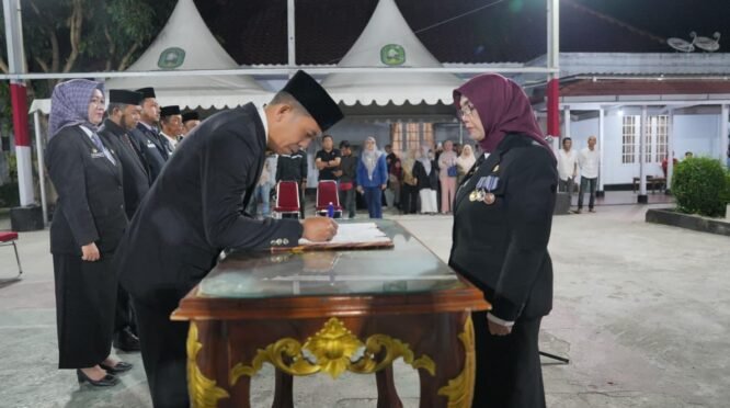 Bupati Sinjai Hj. Ratnawati Arif melantik dan mengambil sumpah/janji Jabatan Pimpinan Tinggi Pratama, Administrator, Pengawas, dan Fungsional di Pendopo Rumah Jabatan Bupati Sinjai, Senin malam (31/8/2026). ( Foto: Humas Pemda Sinjai)