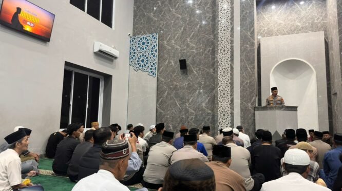 Kapolresta Gowa Kombes Pol. Dr. H. Muh Yusuf Usman, S.H., S.I.K., M.T., CIPA, menggelar Safari Subuh di Masjid Al Amri, Jalan Karaeng Loe Sero Raya, Kelurahan Tombolo, Kecamatan Somba Opu, Kabupaten Gowa, Selasa (1/9/2026).