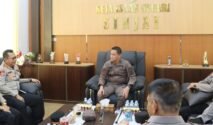 Kapolres Sinjai AKBP Jamal Fathur Rakhman, S.I.K., M.H. membawa kejutan nasi tumpeng ke Kantor Kejaksaan Negeri Sinjai, Rabu (2/9/2026) pagi. Kehadiran tersebut menjadi bentuk ucapan selamat pada Hari Lahir Kejaksaan Republik Indonesia ke-81 Tahun 2026.